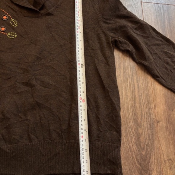 Haggar Brown Sweater with Embroidered Orange Floral Motif Size Large - Picture 7 of 8